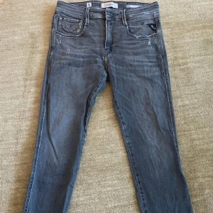 Replay jeans - Säljer nu mina replay anbass jeans som är i en grå färg (slim fit). Skick: 9-10, jeansen är använda men inga defekter (slitningarna en del av designen). Strlk: 28/30 (midja/längd). Nypris: 1600. Mitt pris: 799.  Tveka inte på att höra av dig!