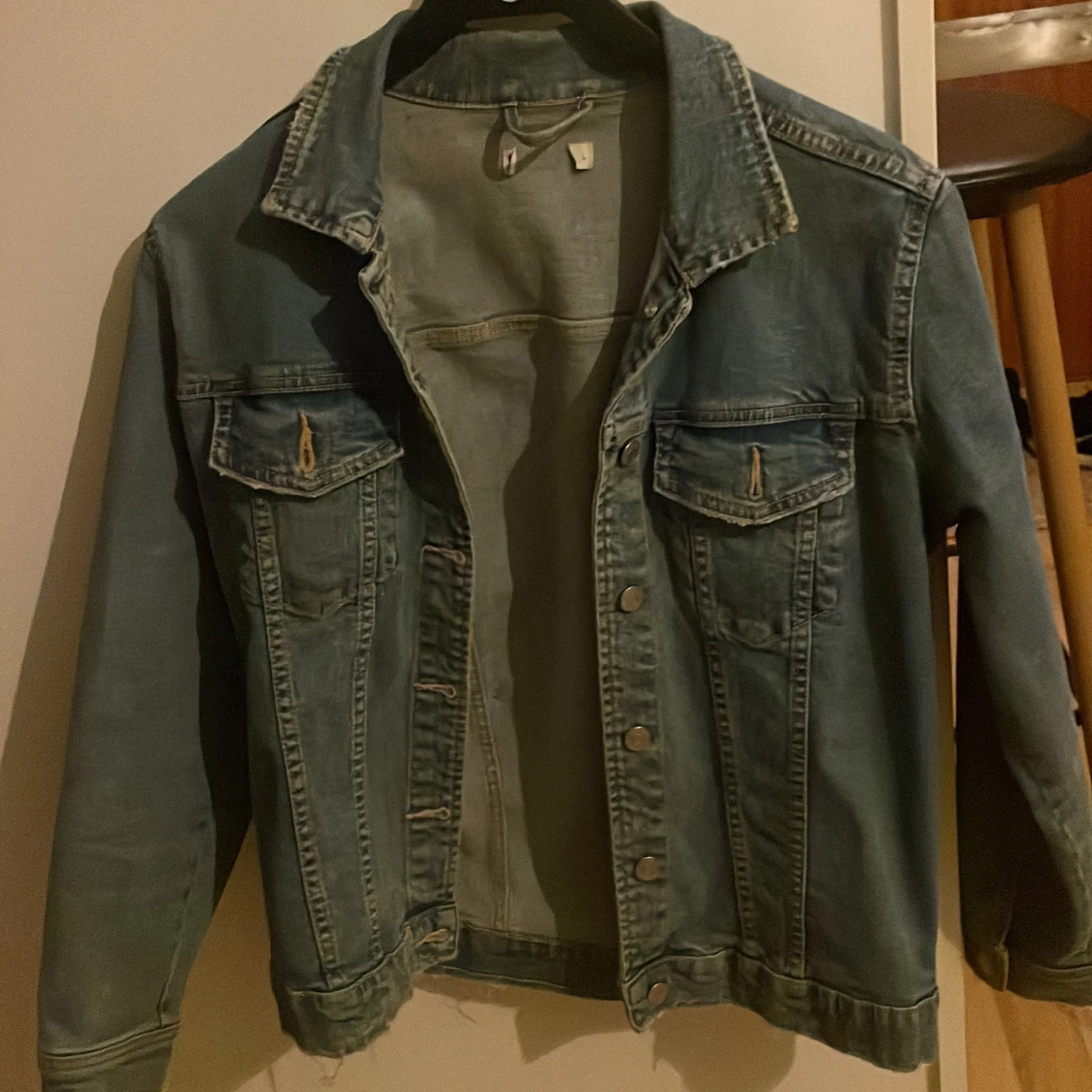 Blå jeansjacka med knappar