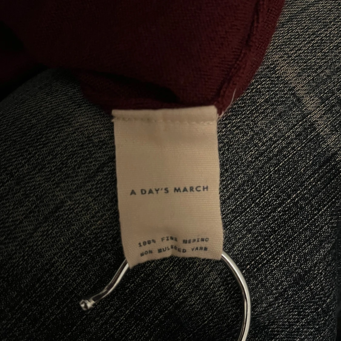 Vinröd tröja i merinoull A Day's March - 3