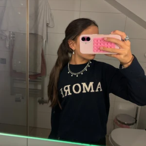 Amore tröja  - säljer min svarta amore från gina då den inte kom till andvändning! 🫰🏼❣️