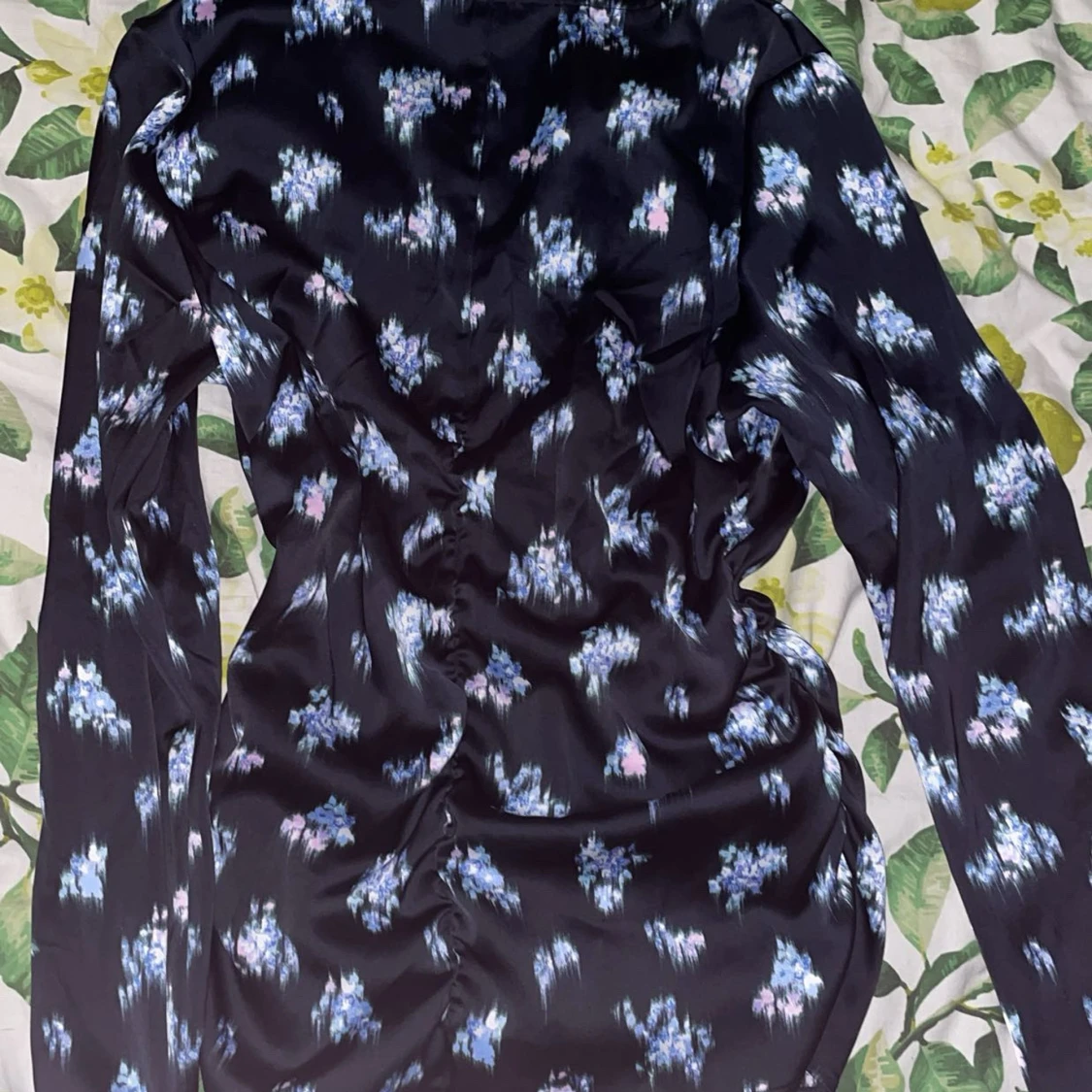 Blommig svart tröja från H&M - 1