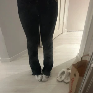 Svarta bootcut jeans  - Säljer ett par svarta jeans från Lola med bootcut-modell. Jeansen har klassisk femficksdesign, normal passform och är tillverkade i ett stretchigt jeanstyg. Perfekta för dig som gillar en tidlös look med lite utsvängda ben.