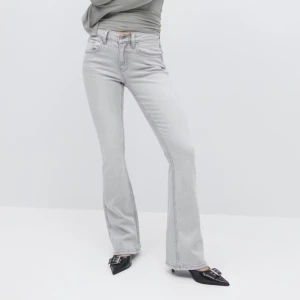 Grå jeans  - Snygga basic bootcut jeans från Gina Tricot. Helt nya oanvända med lapp kvar, säljer pga att de va för korta. Endast testade, aldrig använde. Modellen heter low waist bootcut jeans och är helt slutsålda. Hör av er för bilder eller frågor 💞