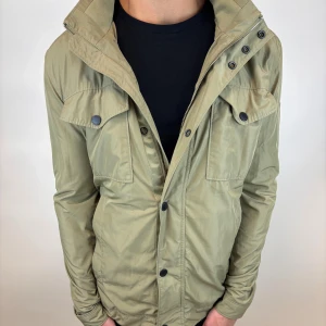 J.Lindeberg Jacka  - Hej! Säljer nu denna väldigt snygga och eftertraktade J.Lindeberg Fieldjacka!  Jackan är slutsåld överallt och går inte att få tag på… jackan är perfekt nu till hösten/vintern  Storlek L  Ny pris: 6000 kr Säljs för: 1199 kr 