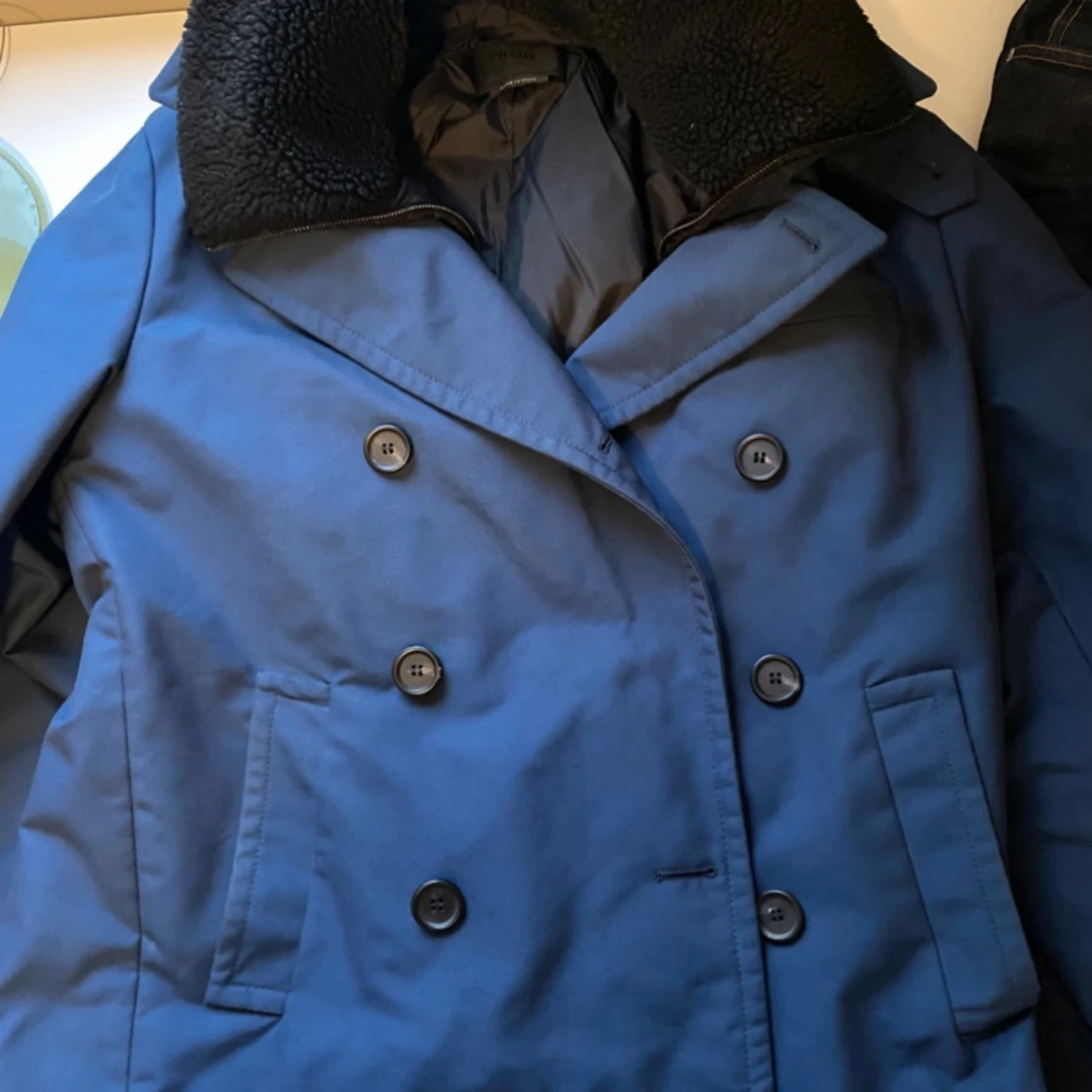 Blå skepparkavaj från Prada - 2