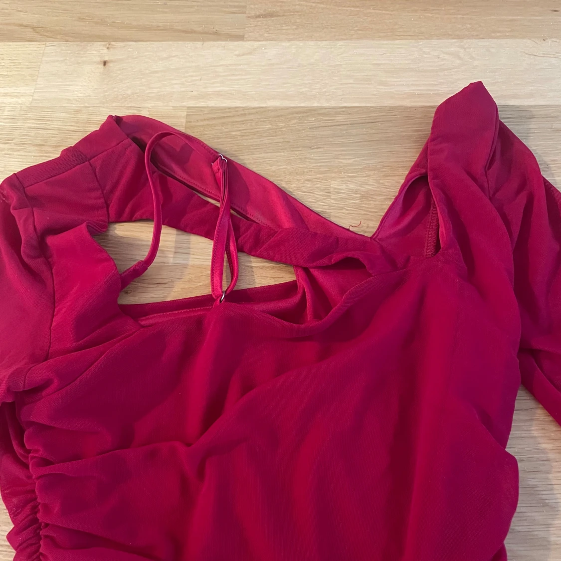 Röd asymmetrisk kortklänning - 1