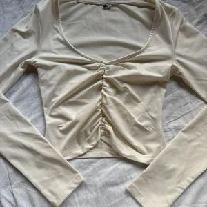 långärmad topp 🤍 - superfin topp med urringning. den är figursydd och strl xs 💕fråga gärna ifall mått behövs eller liknande