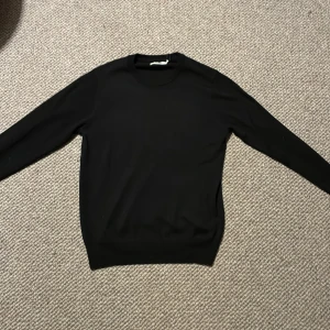 100% merinoull tröja - En sweatshirt i 100% merinoull. Skick 10/10 aldrig använd, den har endast blivit testad en gång! Säljer p.ga att den var för liten för mig!