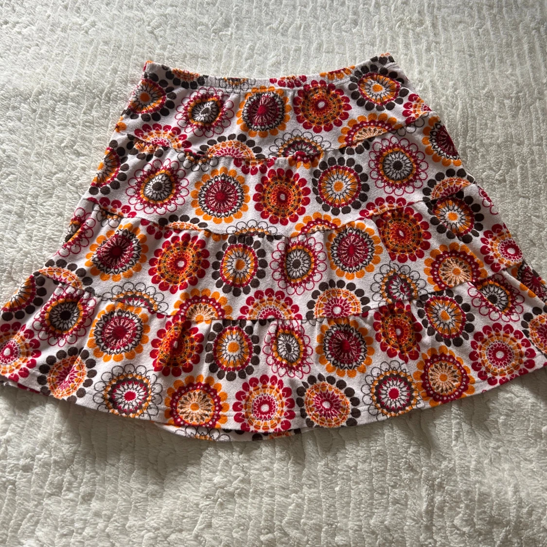 Färgglad kortkjol från me&i med volanger