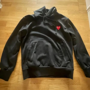 Commes des Garcon hoodie - Bra skick | storlek s | nypris ca 1800 | byten tas | Kan gå ner i pris vid snabb affär |passar bra på 160-170 | 