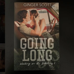 Going Long: Waiting on the Sidelines 2 - En ungdomlig och romantisk bok med en passionerad omslagsbild av ett par i en bil. Perfekt för dig som gillar kärlekshistorier och vill drömma dig bort i en berättelse om unga känslor och relationer.