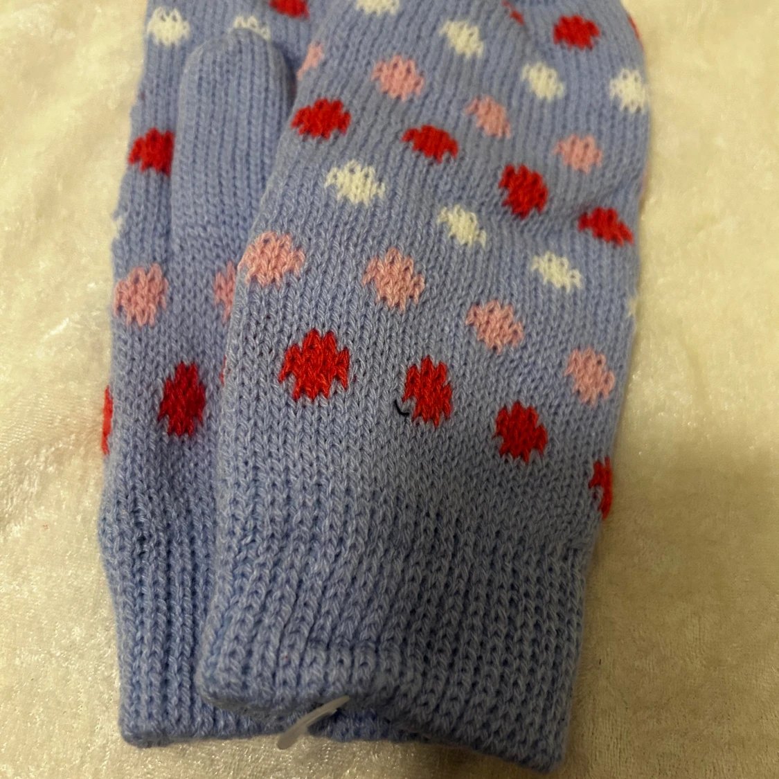 Två par stickade vantar med mönster - 1