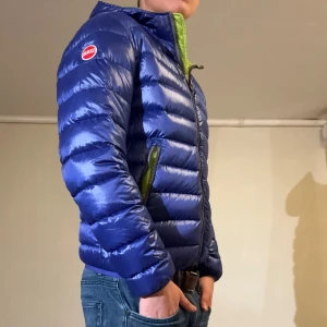 Colmar jacka - Hej! Säljer nu min jacka från märket Colmar, storlek 46/S, bra skick. Modellen är 184cm och väger 74kg. Tveka inte på att höra av dig om du har frågor eller funderingar kring jackan!