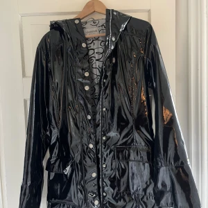 Fodrad regnjacka  - En snygg fodrad regnjacka från Ösregn of Sweden. Hel och ren. 