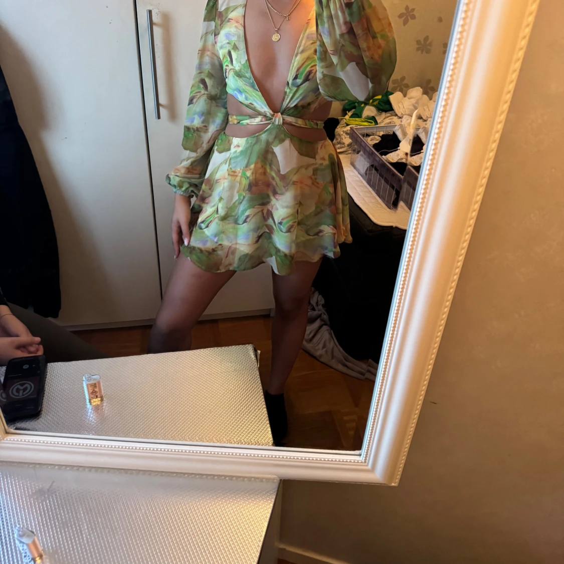 Grön mönstrad omlottklänning med cut out - 2