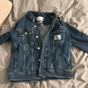 Calvin Klein jeansjacka - Säljer denna köpt i somras men knappt använd. 