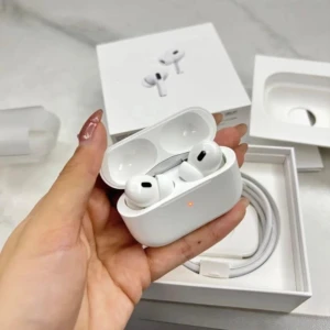 Apple AirPods Pro (2nd Gen) - Supersnygg och varm Moncler-mössa i svart, klassisk modell med den ikoniska loggan framtill. Aldrig använd, bara provad. Kommer med originalpåse och taggar (inklusive QR-kod för äkthetskontroll).  Perfekt till vintern – passar både damer och herrar. Nypris 499kr.  📦 Skick: Nyskick 🎨 Färg: Svart 📍 Storlek: One size  Fraktas snabbt och noggrant paketerad 💌