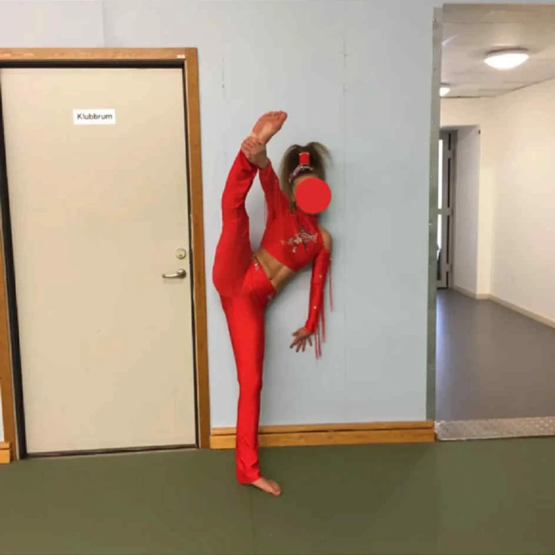 Röd danskostym med paljettdetaljer - 2