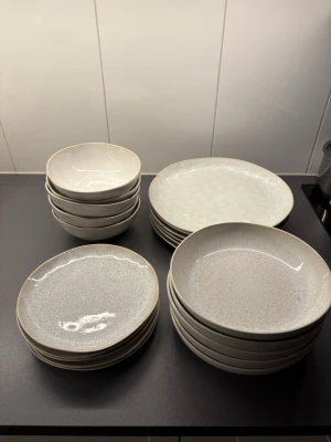 Stilrent gråvitt porslinsservis-set /tallrikar  - 5 av varje - hämtas i Stockholm 