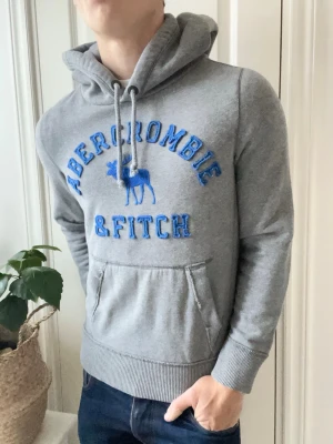 Abercrombie and fitch hoodie  - Abercrombie and fitch hoodie , najs cleant hoodie som passar modellen perfekt som är 180 cm 75 kg. Inga defekter! Kom med frågor! 