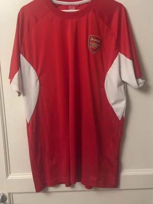 Arsenal tröja - En arsenal tröja direkt från arsenal men mer som en träningströja , inte ett officiellt matchställ storlek XXL men sitter som en L