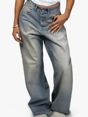 Baggy jeans LUCID CLUB - Säljer ett par ljusblå jeans från Lucid club med klassisk femficksmodell och raka ben. Perfekta till en avslappnad streetstyle. Färg: sahara sky