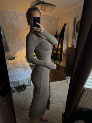 Brun långklänning från Mango  - Storlek S. Från mango men tyvärr avklippt etikett. 