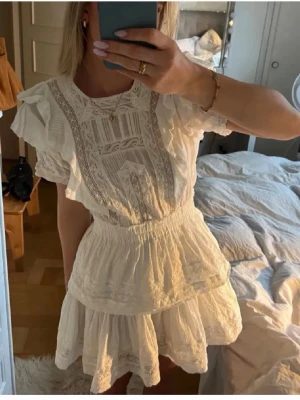 Vit kort klänning med spetsdetaljer - Supersöt vit kort klänning perfekt till studenten💕PRIS KAN DISKUTERAS! Den har några lösa trådar vid midjan men inget som syns och går att klippa bort, hon jag köpte av sa det skulle vara så. 