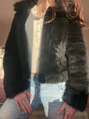 Svart faux pälsjacka - Superfin och trendig pälsjacka med krage och lång ärm. Jackan är mjuk och fluffig, perfekt för att lyfta vilken outfit som helst🩷Knappt använd, bra skick, storlek XS/S🩷 