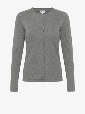 Grå kofta med rund hals från Saint tropez - Klassisk grå kofta från S.tropez med rund halsringning och knäppning framtill. Långärmad modell i mjukt stickat material som passar perfekt till lager på lager. Enkel och stilren design som funkar till det mesta. Ganska använd men inga defekter! Original pris 350kr! 🩷