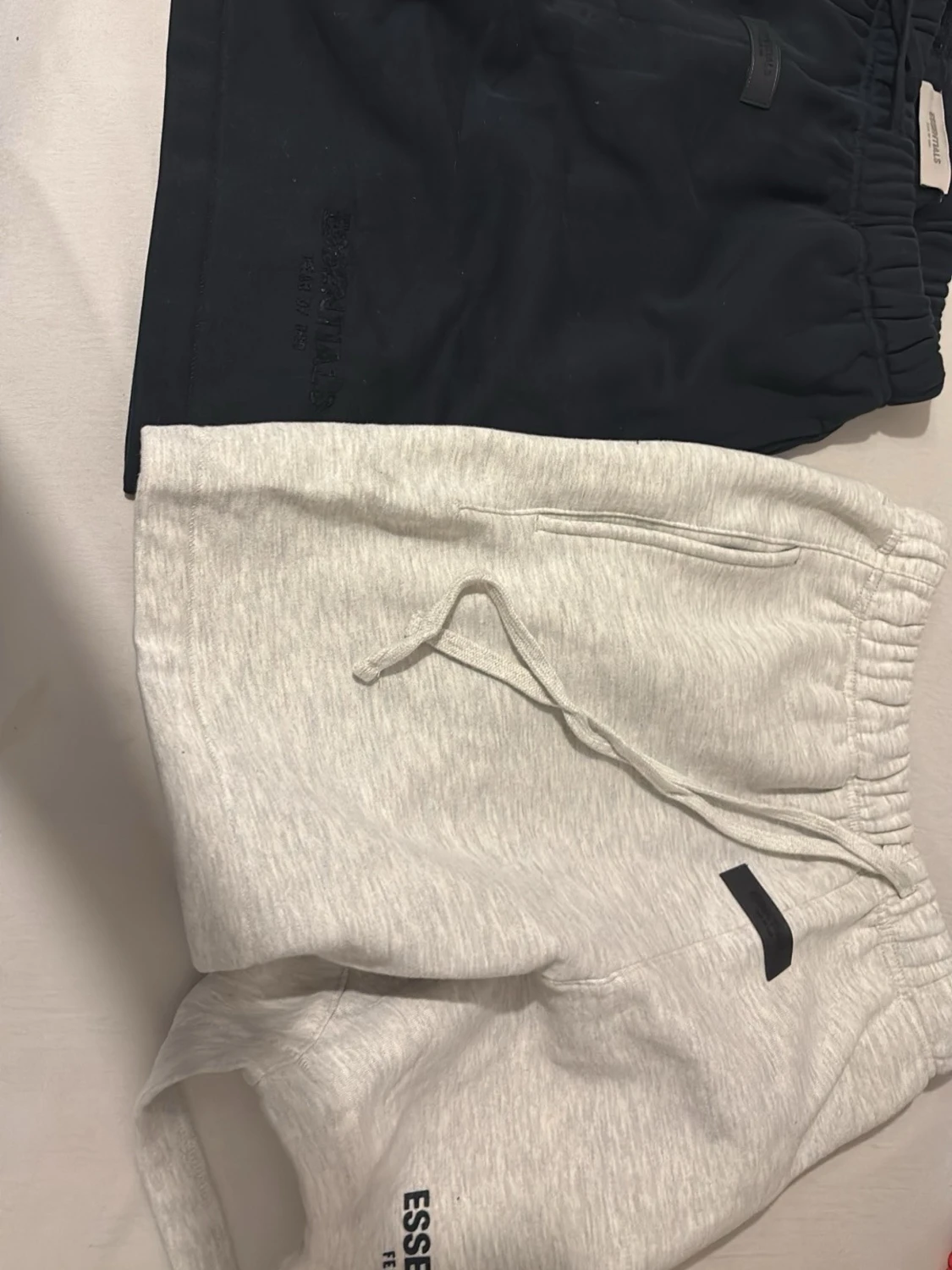 Essentials shorts i grått och svart