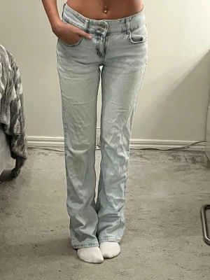 Ljusblå jeans - Säljer ett par ljusblå jeans från pull & bear med midwaist. Byxorna är i storlek 38 och lite för stora för mig. Passar 36 om man vill ha liiite mer baggy. Och 38 för perfekt passform!💗 byxorna är slitna längst ner! (Se sista bilderna)
