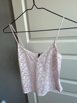 Ljusrosa spetslinne  - Gulligt ljusrosa linne