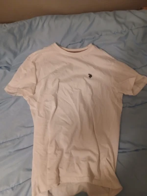 Polo ralph - Vit t-shirt med rund hals och liten broderad logga på bröstet. Klassisk och enkel design som passar till det mesta. Tillverkad i mjuk bomull för en skön känsla hela dagen./kan sänkas/