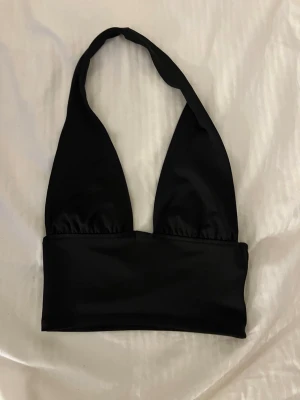 Svart festtopp - Super snygg svart fest topp med öppen rygg! 