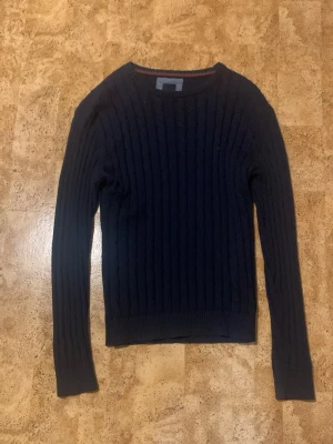 Mörkblå kabelstickad tröja - Snygg mörklböånstighad hoodie, den är insydd längst ner med 1,5 cm bra skick