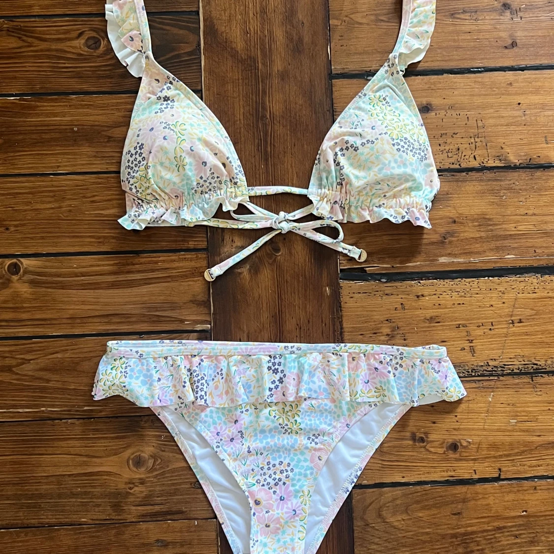 Söt bikini med volanger och blommigt mönster