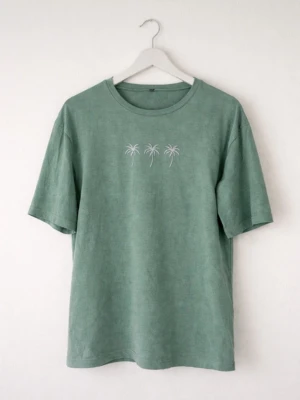 Grön t-shirt med palmtryck från SHEIN, strlk S - En grön t-shirt från SHEIN med dekorativt palmtryck framtill i storlek S (upplevs något liten i storleken). T-shirten är använd cirka 3 gånger och är i fint skick! Trycket är fastsytt i ett papp-liknande material (se bild 3) och är en del av designen, inte trasigt! Den är i 50% Bomull, 45% Polyester & 5% Elastan. Köptes för nypris 119kr! FÖRST TILL KVARN!