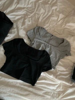 2st kroppade t-shirt - i storlek S 