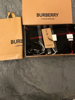 Burberry scarf - Jätte fint skick. Inte använd