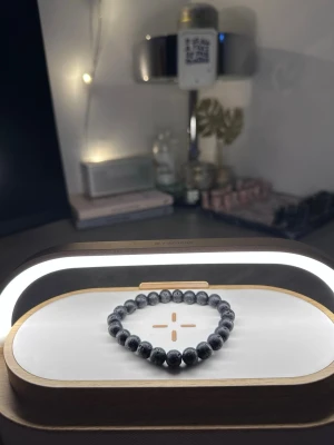 Svart lava armband  - Tja säljer helt nya armband från Bältgallerian. Dem alla är i strechigt material men kan inte streckas ut för långt. Dem passar från 10 år plus. Vid köp av flera blir priset billigare och om du gillar så finns det flera att välja mellan. Säljer både knäcki och vanlig pärlarmband Samt bälten.