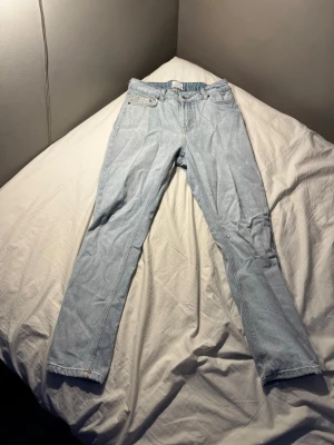 Ljus blå jeans från grunt - Ljusblåa jeans från grunt