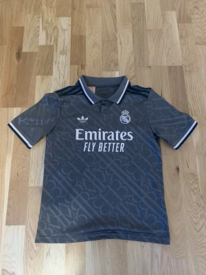 Real Madrid tröja - Säljer denna Real tröjan från 24/25 säsongen som är i storlek 164cm och passar för 13-14 år. Den är bara använd några få gånger. Köpte den från Adidas hemsidan. 