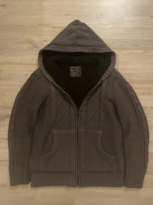 Fodrad stickad cardigan - Otroligt snygg, varm och skön fodrad stickad cardigan. Passar perfekt till kallare väder. Priset kan såklart diskuteras!