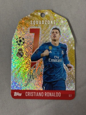 Match Attax Squadzone Cristiano Ronaldo - Exklusiv Match Attax Squadzone-samlarbricka med Cristiano Ronaldo i Real Madrid-tröja. Glittrig holografisk yta, nummer 7 och autograftryck. Perfekt för fotbollsfans och samlare av trading cards. Köparen står för frakten.