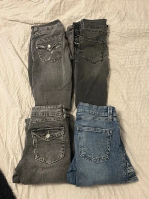 4 par jeans i olika tvättar - Alla jeans är inte i samma storlek! Dem två längst upp är i storlek 164 och dem två längst ner är i storlek 158. Om ni är intresserade eller vill ha fler bilder så är det bara att höra av sig!🙌 Går att köpa styckvis. 