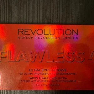 Revolution Flawless 4 ögonskuggspalett - Snygg ögonskuggspalett från Makeup Revolution London, Flawless 4. Innehåller 32 olika nyanser av ultra professional eyeshadows. Paletten kommer i en glansig röd förpackning och själva paletten är svart med guldtext. Såklart aldrig använd!