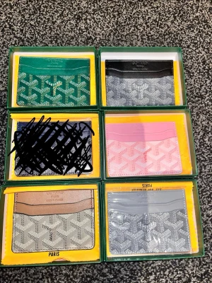 G@yard plånbok  - G plånböcker i olika färger. Filt, låda och G kort medföljer. Plånböckerna säljes styckvis