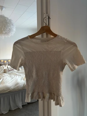 Snygg tshirt  - Super söt tshirt från gina. Säljer då den inte kommer till användning längre🤗