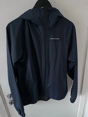 Peak performance jacka - Riktigt snygg vindjacka från Peak Performance | Står storlek L men sitter mer som S/M | Mycket bra skick✅|